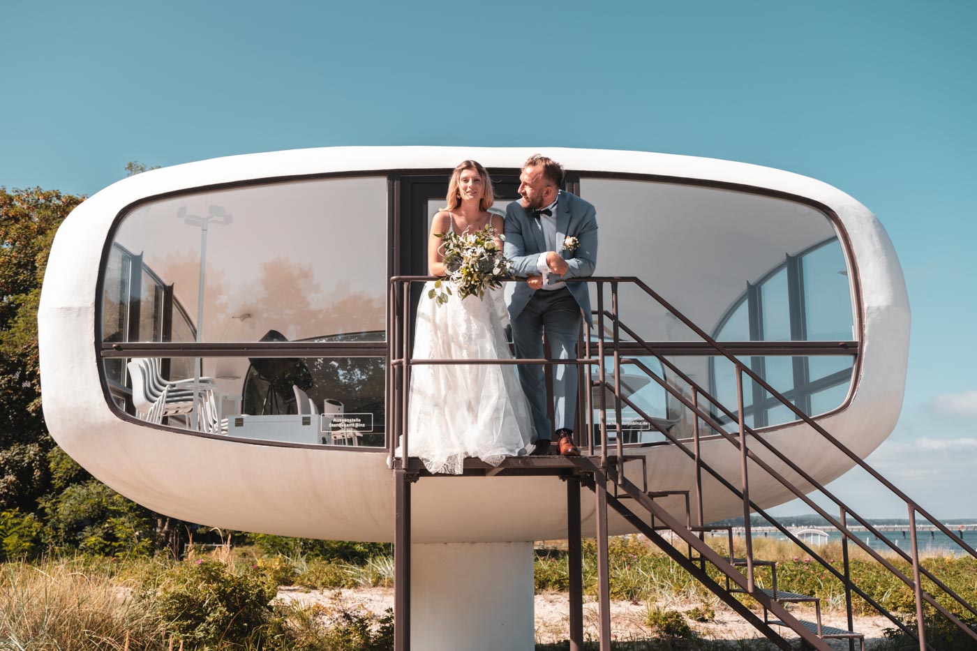 Hochzeitsfotos auf der Insel Rügen: Rügen bietet mit seiner sauberen Luft und Sandstränden so viel, dass es keine Überraschung ist, dass Paare immer wieder hierher kommen, um zu heiraten und ein unvergessliches Erlebnis zu haben.